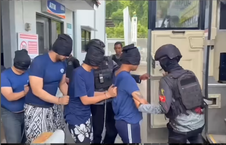 Ammar Zoni dan narapidana lain saat dibawa ke Nusakambangan. (ditjenpas)
